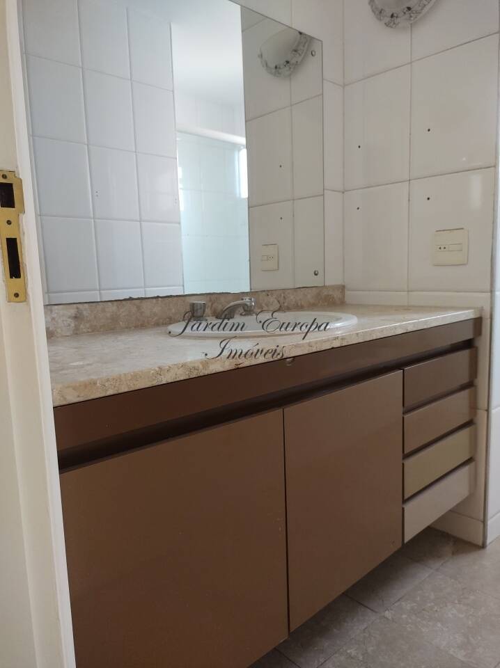 Apartamento para alugar com 3 quartos, 236m² - Foto 13