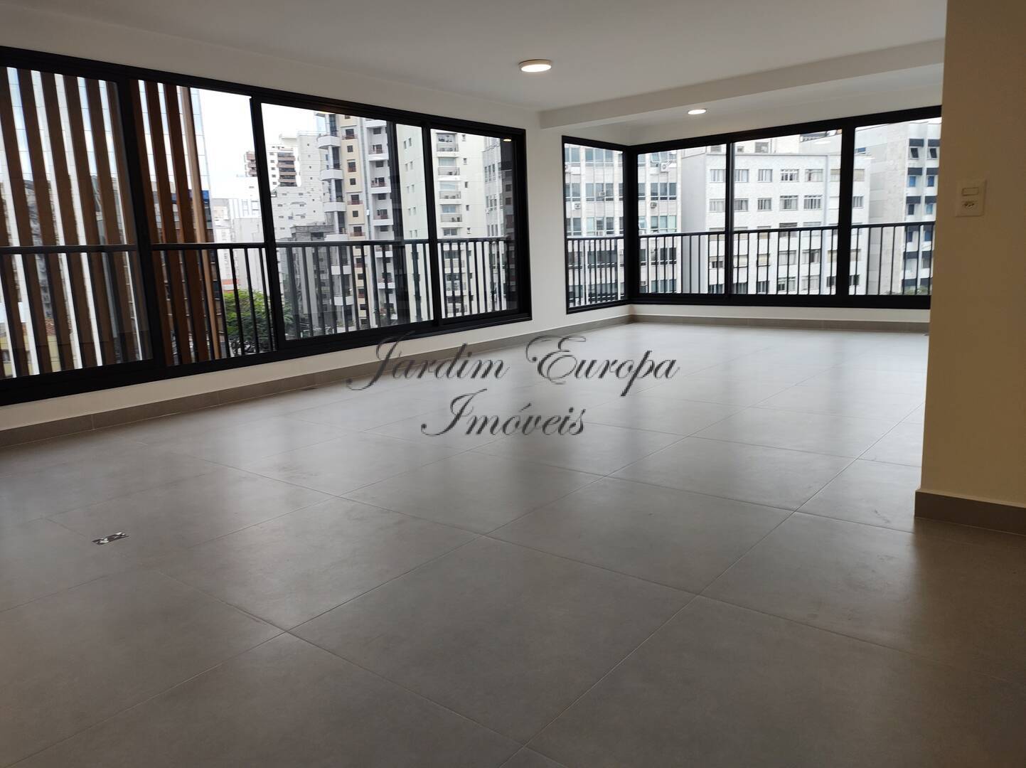 Apartamento para alugar com 3 quartos, 187m² - Foto 2