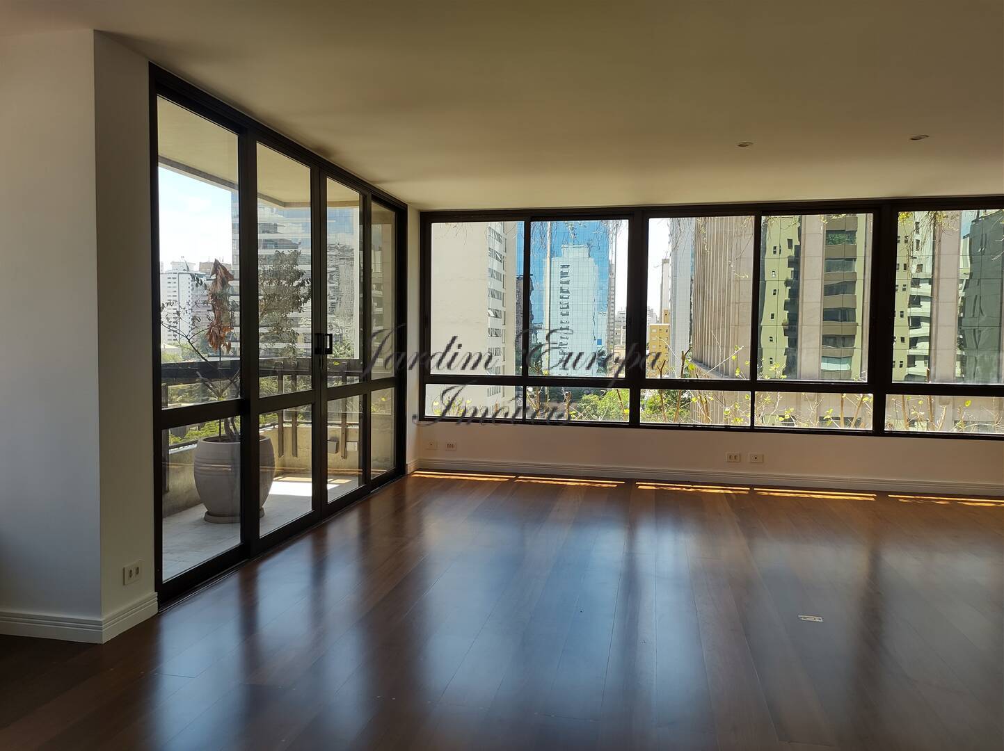 Apartamento para alugar com 3 quartos, 230m² - Foto 2