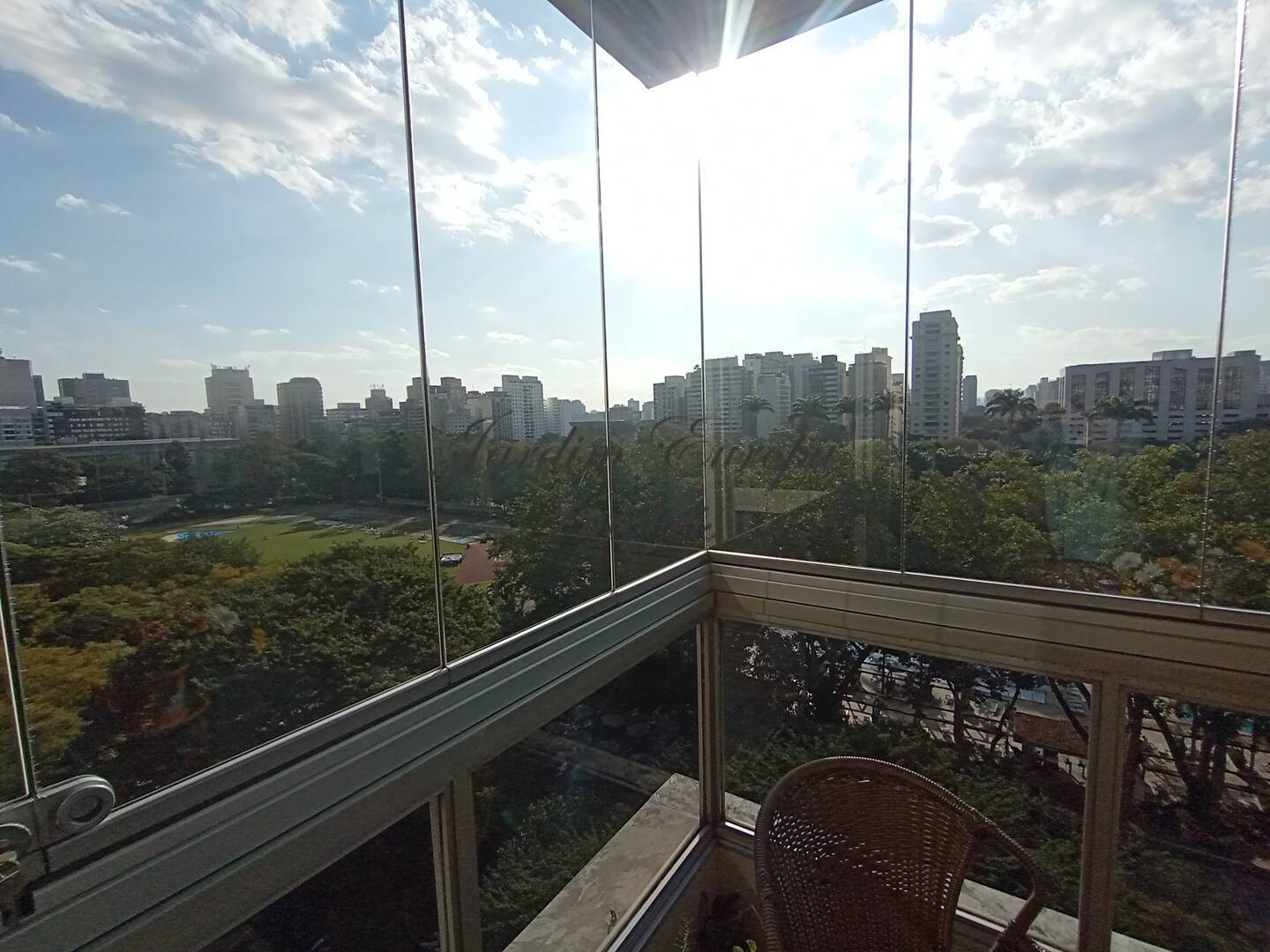 Apartamento para alugar com 3 quartos, 190m² - Foto 2