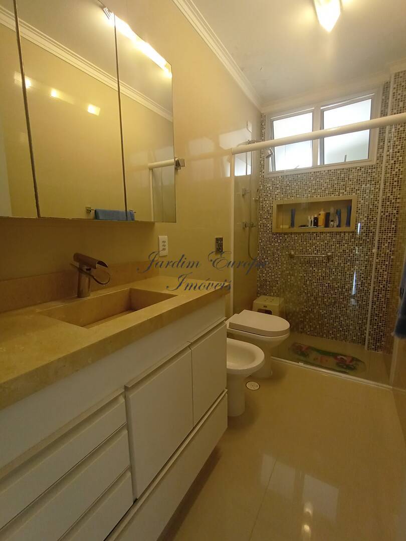 Apartamento para alugar com 3 quartos, 190m² - Foto 11