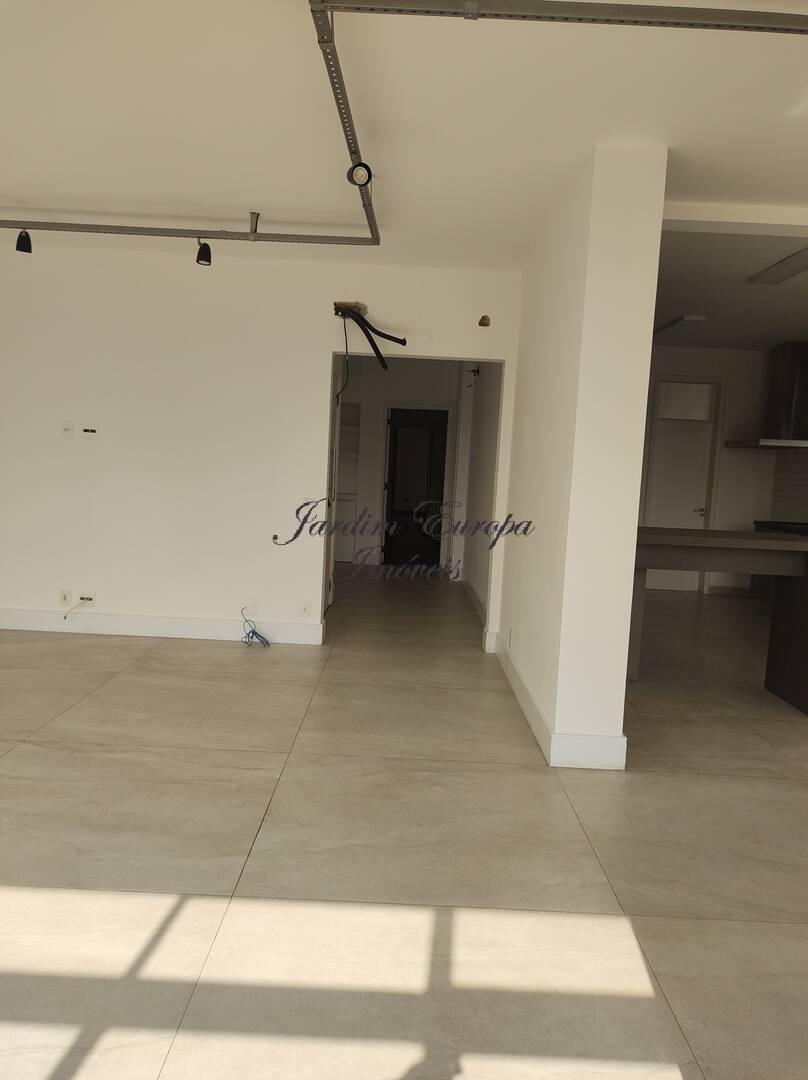 Apartamento para alugar com 3 quartos, 220m² - Foto 4